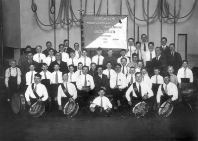 862323 Groepsportret van de Utrechtsche Mondaccordeon Vereeniging 'Ons Genoegen' (opgericht 5 dec. 1933), kort na de opricht.